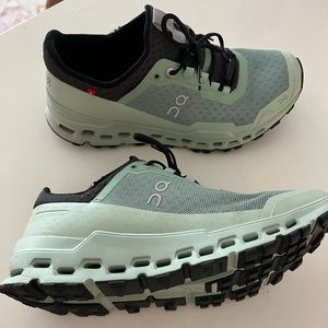 ON Cloud tennis shoes